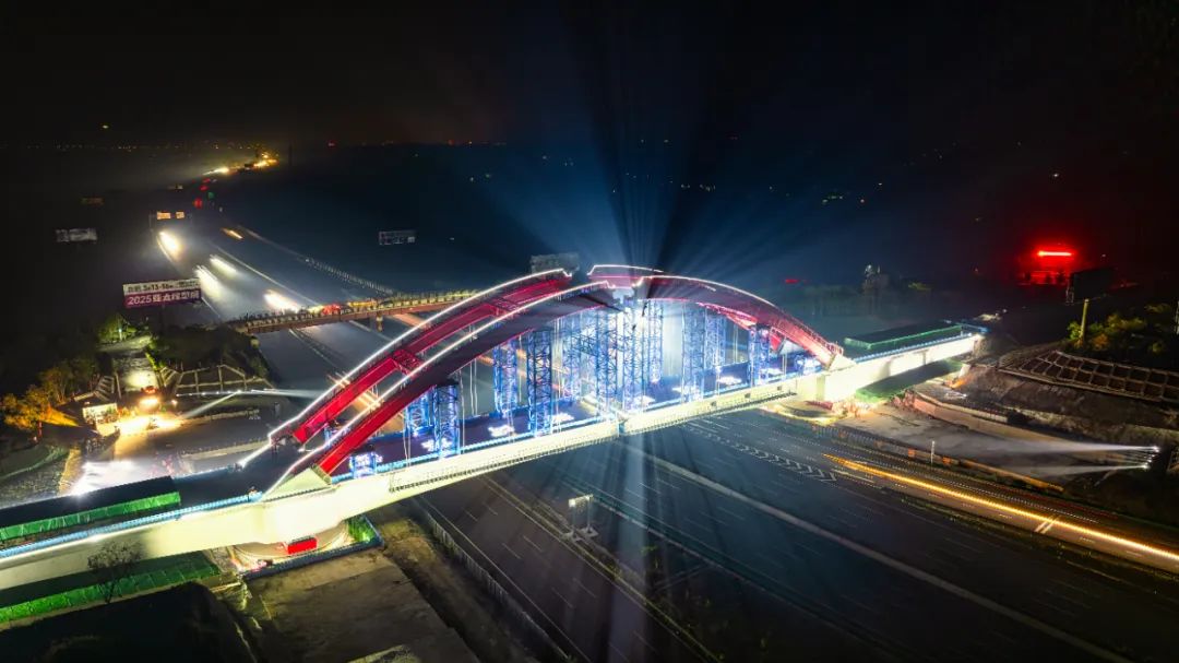 铁四院：世界首例，成功转体！